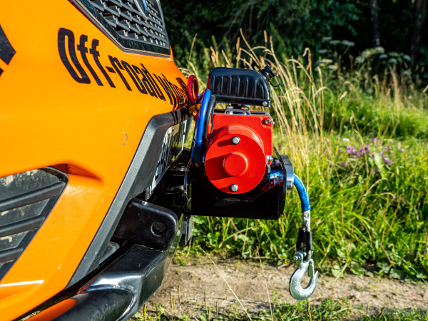 Лебёдка переносная РИФ 9.5XS c квадратом для фаркопа и проводами в сборе, короткий барабан, синтетический трос (облегченная)