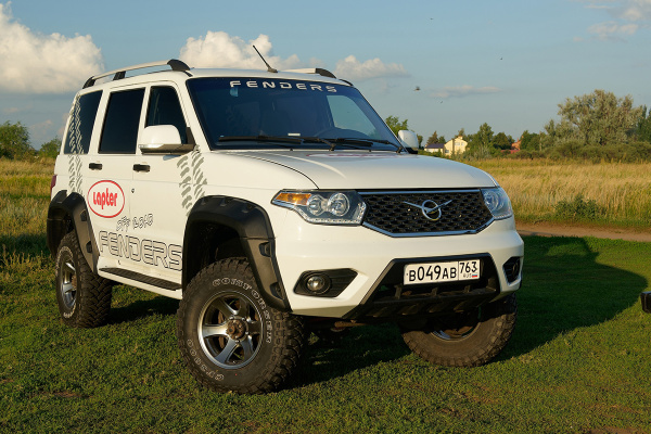 Расширители колёсных арок УАЗ Патриот NEW с накладками на бампер (2 бака)