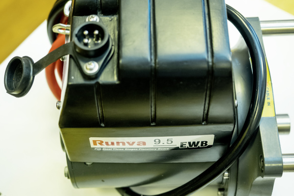 Лебёдка автомобильная электрическая 12V Runva EWB9500U 4350 кг влагозащищенная, стальной трос